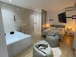 Luxury - 5 Stars - Suite with a jacuzzi 70's rooms