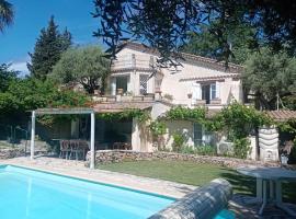 Belle villa de charme avec piscine，位于图雷特的酒店