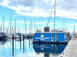 Hausboot Yara am Steg 1D，位于海利根港的船屋