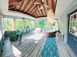 Experience The Serenity Of Pineapple Acre Pocono，位于斯特劳兹堡的带按摩浴缸的酒店