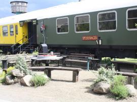 zz_Lokschuppen Pasewalk-Erlebnisübernachtung im Schlafwagen，位于帕塞瓦尔克的露营地