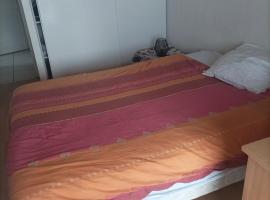 CHAMBRE PRIVEE AVEC VUE SUR LA RHUNE，位于乌瑞基尼的酒店