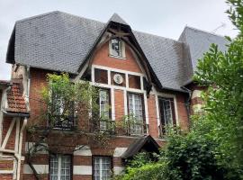 Chez Hélène, calme et verdure au centre historique，位于万塞讷的酒店