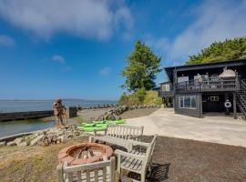 Waterfront Coos Bay Retreat with Kayaks!，位于库斯贝的酒店