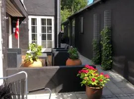 House apartment i the back house - Free parking and coziness