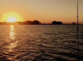 Amazing Sunsets bay view @The Villa at Copano Cove，位于罗克波特的酒店