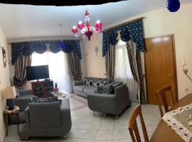Christina's house with 2 bedrooms and free parking，位于吉诺卡斯特的带按摩浴缸的酒店