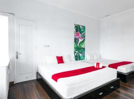 RedDoorz near Grojogan Sewu Tawangmangu，位于Karanganyar的酒店