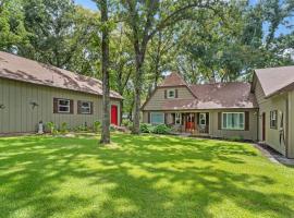 The Susser Estate with Dock Hot Tub Game Room，位于Tool的酒店