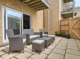 Beautiful 3 Bed Apartment - Large Outside Terrace & Parking - The Perfect Choice For Families, Small Groups & Contractors - Close To Ventnor Beach，位于文特诺的公寓