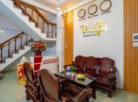 WINPI Homestay & Hotel，位于Thôn Lại Thê的带停车场的酒店
