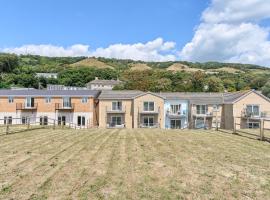 Stunning 3 Bed Apt With Countryside Views & Parking - Ideal For Families, Groups & Business Stays - Close To Ventnor, Shanklin & Sandown，位于文特诺的度假短租房