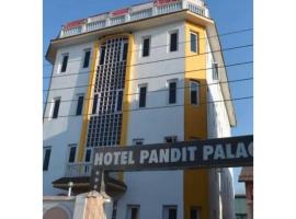 Hotel Pandit Palace, Srinagar，位于斯利那加的酒店