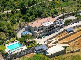 樱花精品酒店，位于Bḩamdūn的酒店