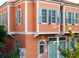 3BR Venetian-style Villa in Mytilene City Centre，位于米蒂利尼的带按摩浴缸的酒店