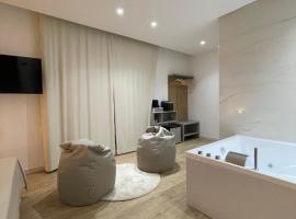 Luxury - 5 Stars - Suite with a jacuzzi 70's rooms，位于特拉帕尼的酒店