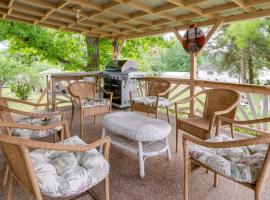 Quaint Warsaw Getaway with Covered Porch and Kayaks!，位于Warsaw的乡村别墅