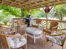 Quaint Warsaw Getaway with Covered Porch and Kayaks!，位于Warsaw的酒店