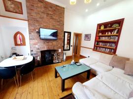 F1 MAISON 108 - Holiday Home - Full Kitchen - Street FREE PARKING, NETFLIX - 68Mbps BT WIFI - DVD's - Welcome Tray - By Corner from Gavin n Stacey Film House，位于巴里的度假屋