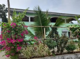 Deux-Palmes-Kribi, proche de la plage, confortable et adapté aux familles，位于克里比的度假短租房