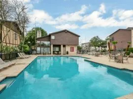 Luxurious Riverfront Condo Just 1 Blk to Schlitterbahn!