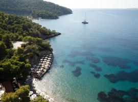 Sirene Blue Luxury Beach Resort，位于波罗斯的带停车场的酒店