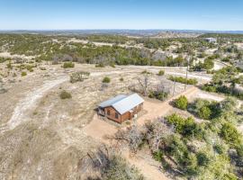 RockyRidge Cabin-Hill Country Views-20 min to Fred，位于弗雷德里克斯堡的酒店