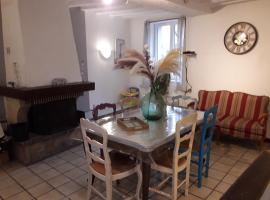 Maison chaleureuse avec cheminée des coudrais，位于Tourouvre的酒店