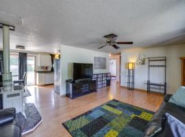 Darrington Rental with Private Yard and Mountain Views，位于Darrington的酒店