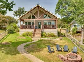 Fish and Kayak Tranquil Cedar Creek Home!，位于Tool的酒店