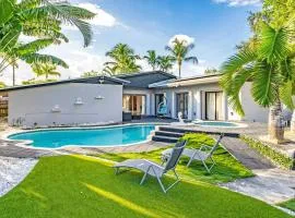 Heated Pool Tropical Backyard 3 Bedrooms, 12 min to the Ocean