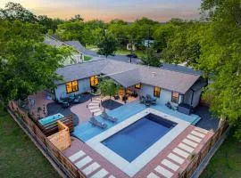 Das Weinhaus Pool & Hot Tub - Walk to Main St