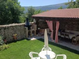 La antigua escuela bajo la Tesla