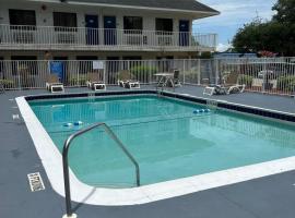 莱克兰 - 6号汽车旅馆，位于莱克兰的酒店