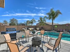 San Tan Valley Home with Private Pool and Hot Tub!，位于San Tan Valley的酒店