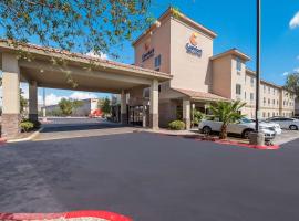 Comfort Inn & Suites Las Vegas - Nellis，位于拉斯维加斯拉斯维加斯赛车场泥土赛道附近的酒店