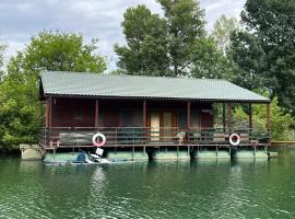 Houseboat - Beacon of happiness，位于Jarovce的酒店