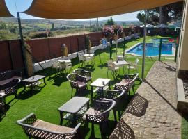 拉斯卡塔利纳斯露营地酒店，位于Ríolobos的酒店