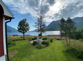 Unique and charming house at the foot of Lofoten's highest mountain，位于斯沃尔韦尔的别墅