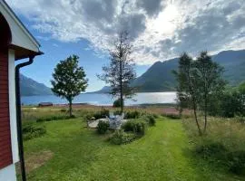 Unique and charming house at the foot of Lofoten's highest mountain