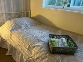 Single bed Parking Internet Coffee Garden Patio TV Quiet Close to main bus route B98 9NH，位于Beoley的度假短租房