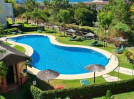 Hoyo 12 Islantilla，位于韦尔瓦的带泳池的酒店