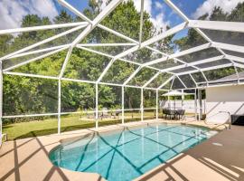 Lanai and Fire Pit Peaceful Palm Coast Home!，位于棕榈海岸的酒店