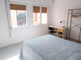 Beautiful private and exterior double room.，位于埃斯普卢加·德·隆布雷格的公寓