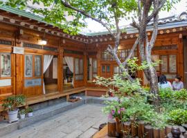 Dongmyo Hanok Sihwadang - Private Korean Style House in the City Center with a Beautiful Garden，位于首尔的韩屋