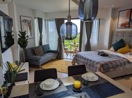 Dominiks Stylish Resort Gem Ocean View Pool Queen Bed at Tambuli 8 Floor Fast Wifi，位于Maribago的公寓