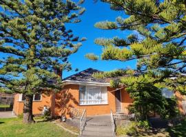Two Pines, whole home in Tullamarine near airport!，位于墨尔本的酒店