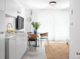 דירה יפהפייה עם מרפסת 100 מטר מהים - by Edomlux