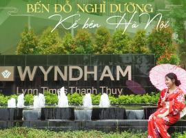 Room in Wyndham Thanh Thuy Hot Spring MyHome，位于La Phu的带停车场的酒店