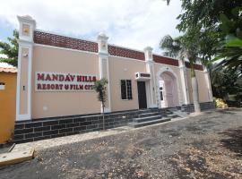 Mandav Hills Resort & Film City，位于Māndu的带停车场的酒店